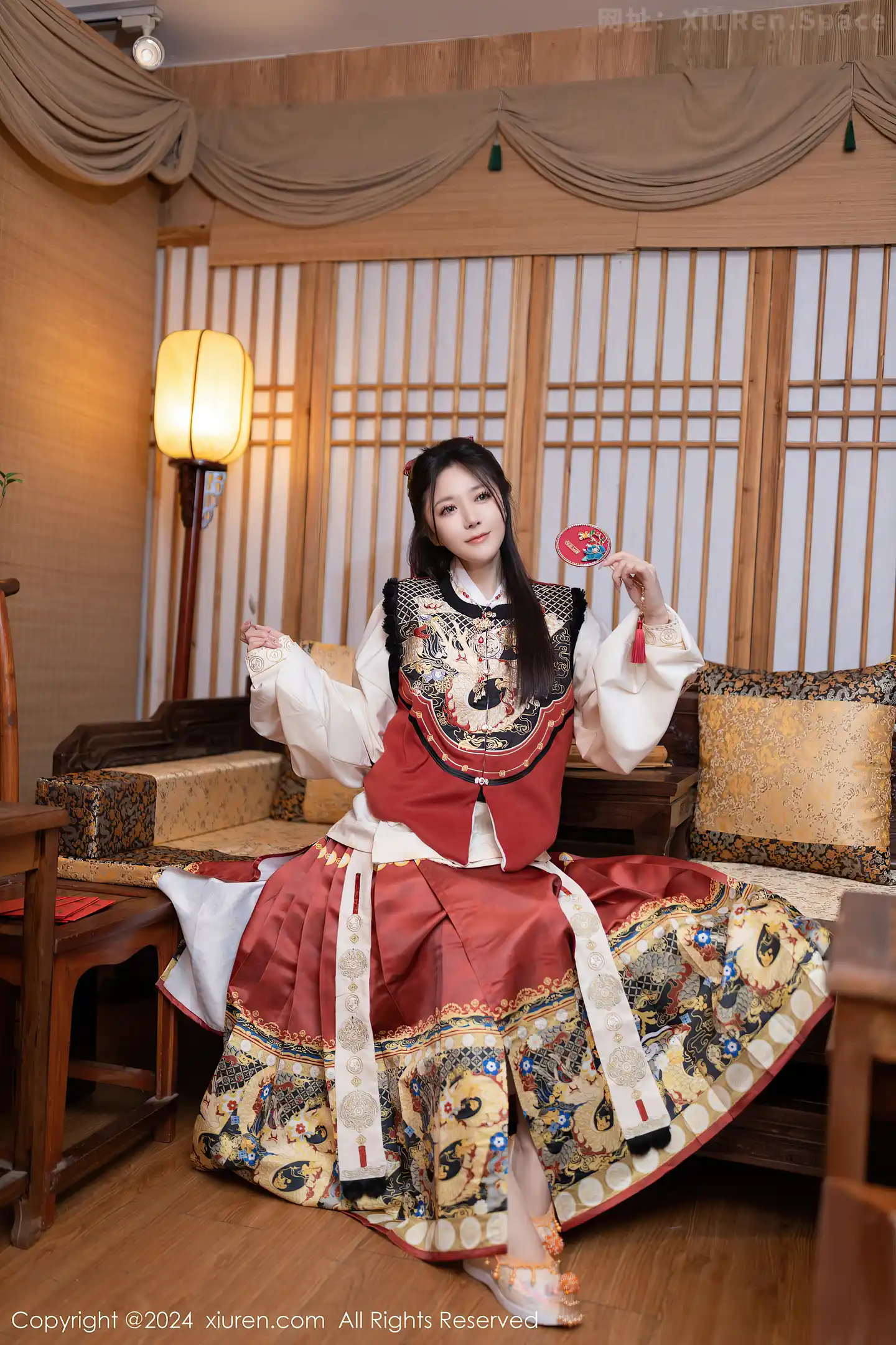 图片[2]-[XiuRen秀人网]VOL.8095 模特鱼子酱Fish贺新春主题红色服饰露红布兜秀曼妙身姿诱惑写真80P-秀人网官方网站